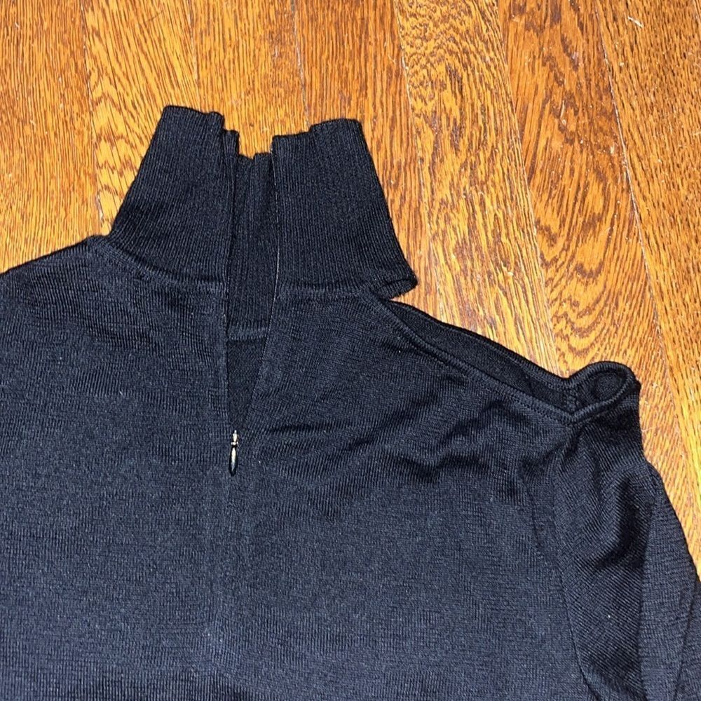 Bill Blass black cashmere shoulder cutout sweater - Picture 2 of 4